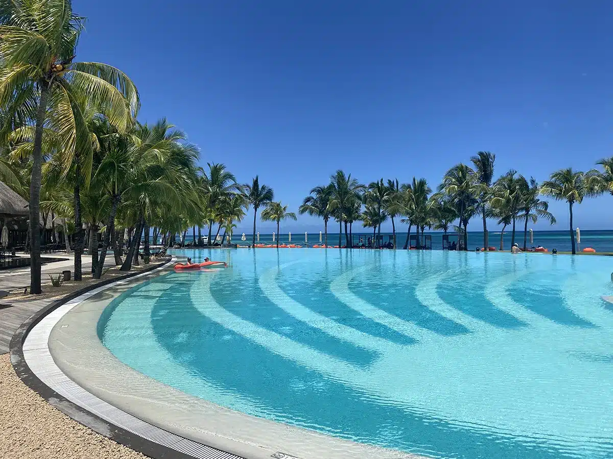Mauritius Hotelpool Palmen