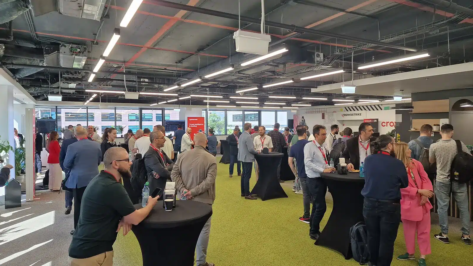 Cybersecurity Roadshow 2025 Bukarest Networking Atrium filled