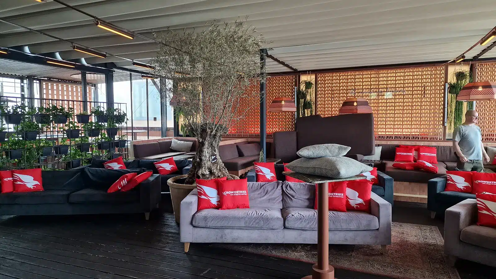 Cybersecurity Roadshow 2025 Warschau SenMoon Networking Lounge